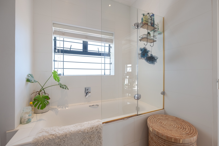 1 Bedroom Property for Sale in Vredehoek Western Cape